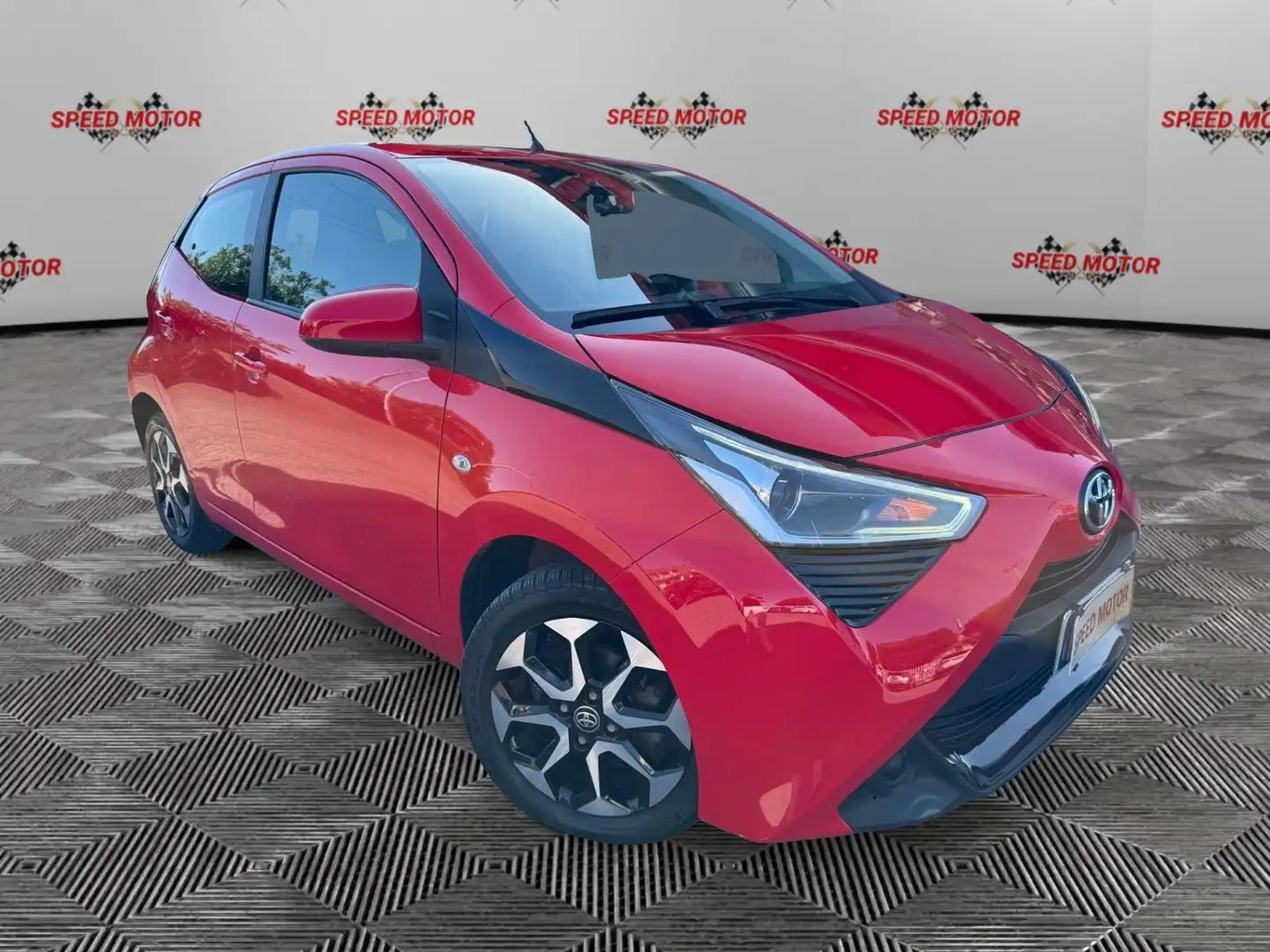 Toyota Aygo 1.0 72 CV 5 porte x-fun AUTOMATICA, RETROCAMERA Rosso - 2