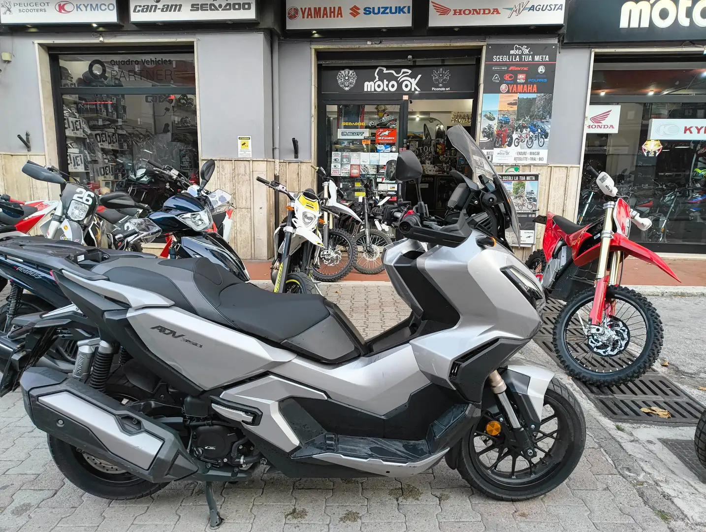Honda ADV 350 . Grigio - 1