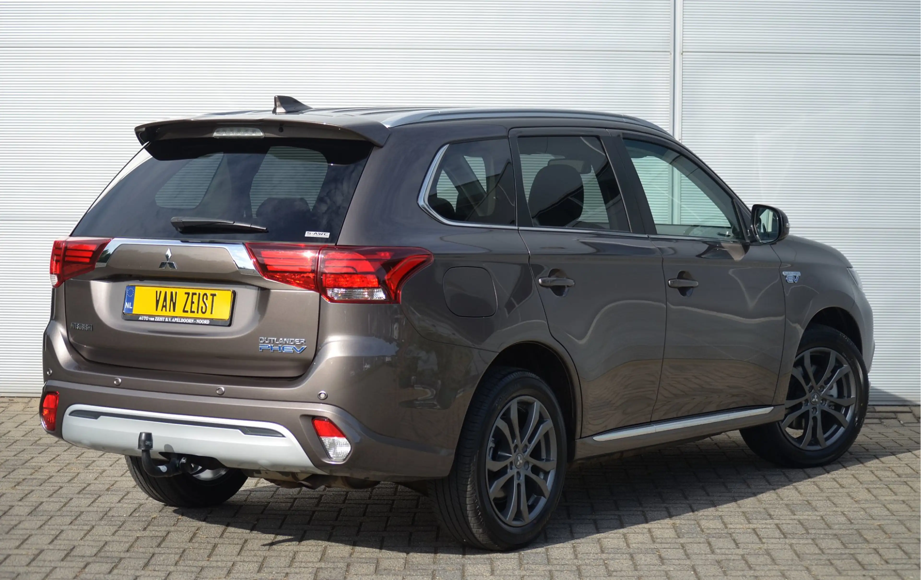 Mitsubishi Outlander PHEV 2.4 INTENSE PLUS 4WD | PLUG IN HYBRID | SoH 8 — photo 3