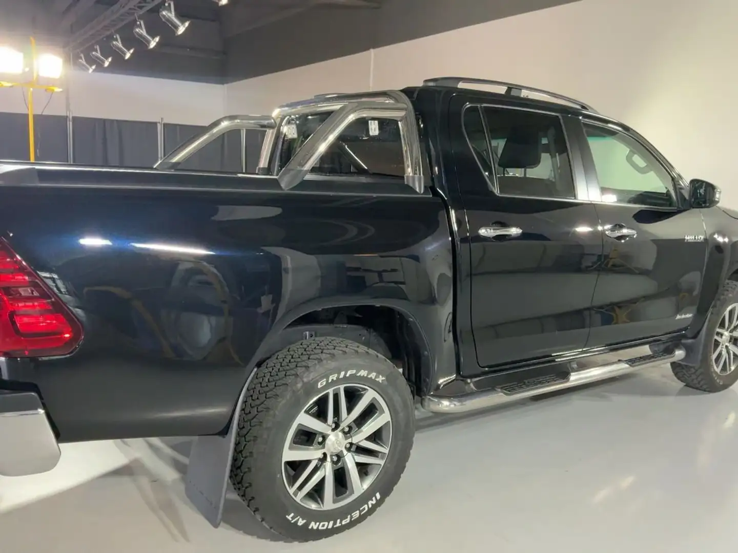 Toyota Hilux Double Cab Executive 4x4 Schwarz - 2