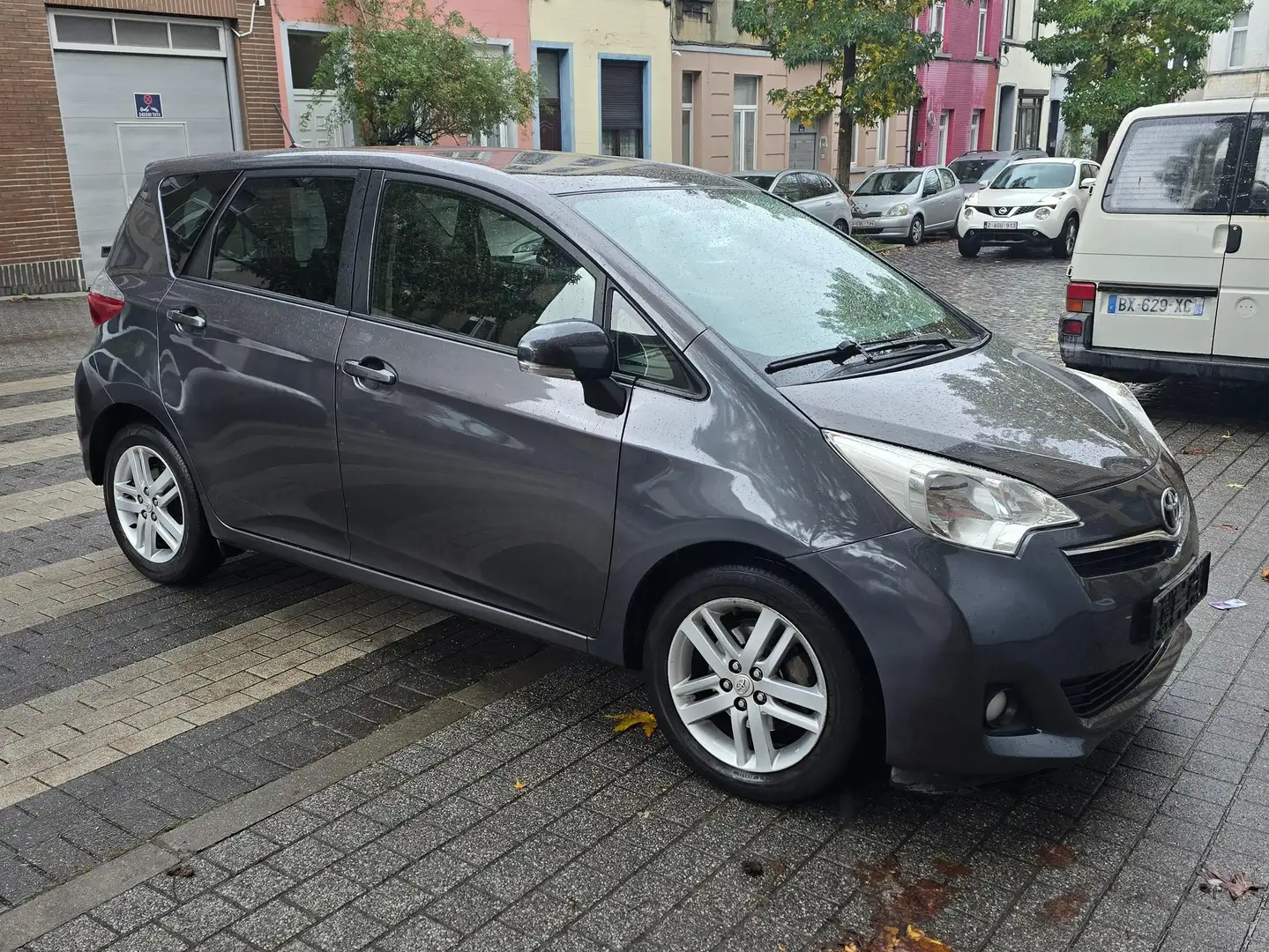 Toyota Verso-S Verso S 1.33 VVT-i  AUTOMATIQUE Grijs - 2