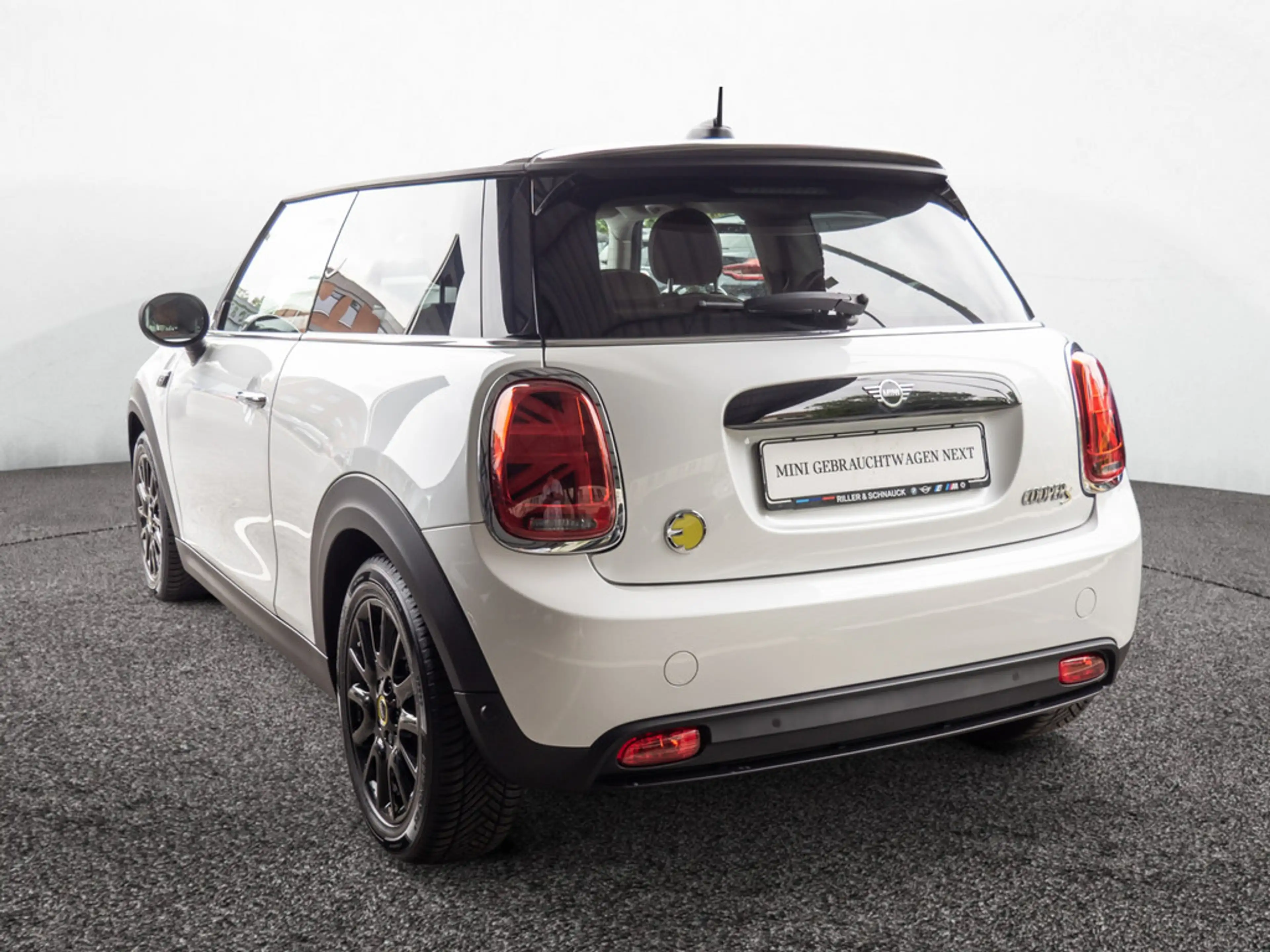 MINI Cooper SE Classic Trim PDC SHZ LEDER NAVI LED — photo 4