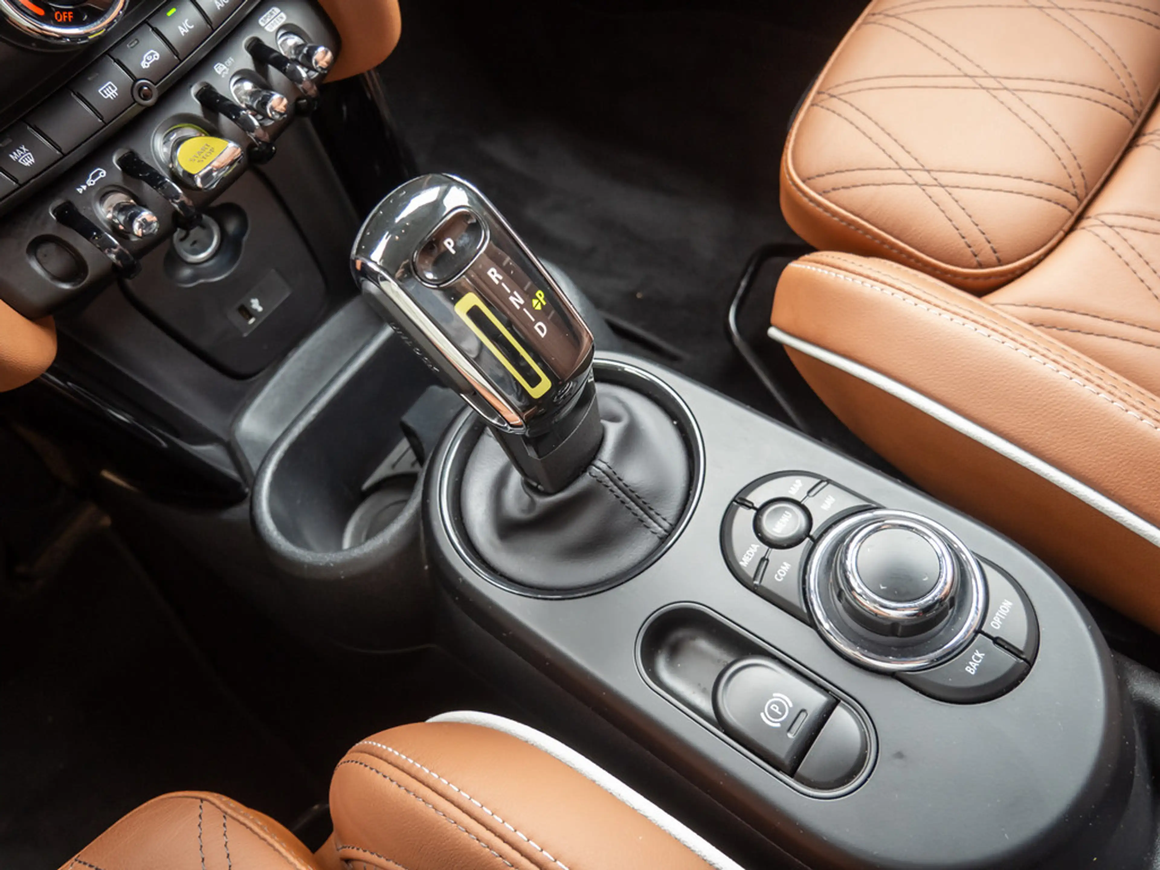 MINI Cooper SE Classic Trim PDC SHZ LEDER NAVI LED — photo 15