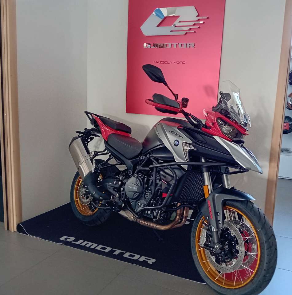 QJ Motor SRT 900 SX senza valigie