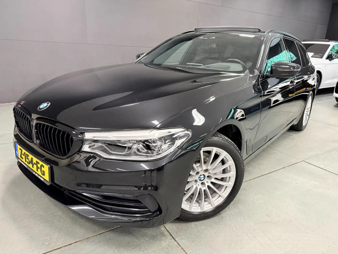 BMW 520 5-serie Touring 520i High Executive PANO/LEDER/H-U Zwart - 2