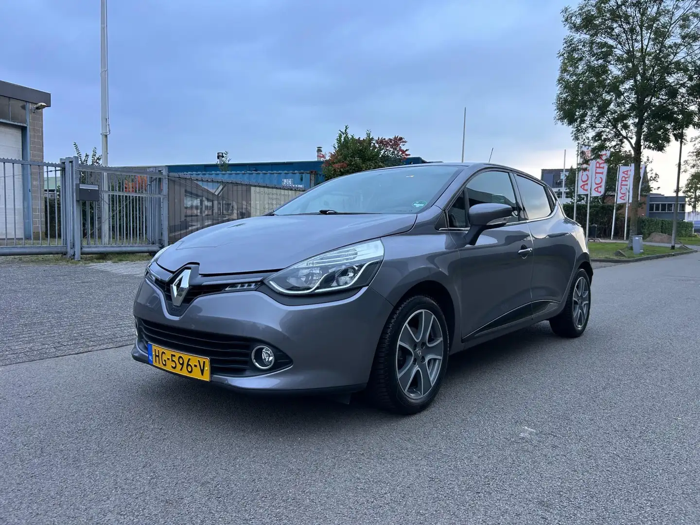 Renault Clio 0.9 TCe ECO Night&Day Dealer Onderhouden Grijs - 1