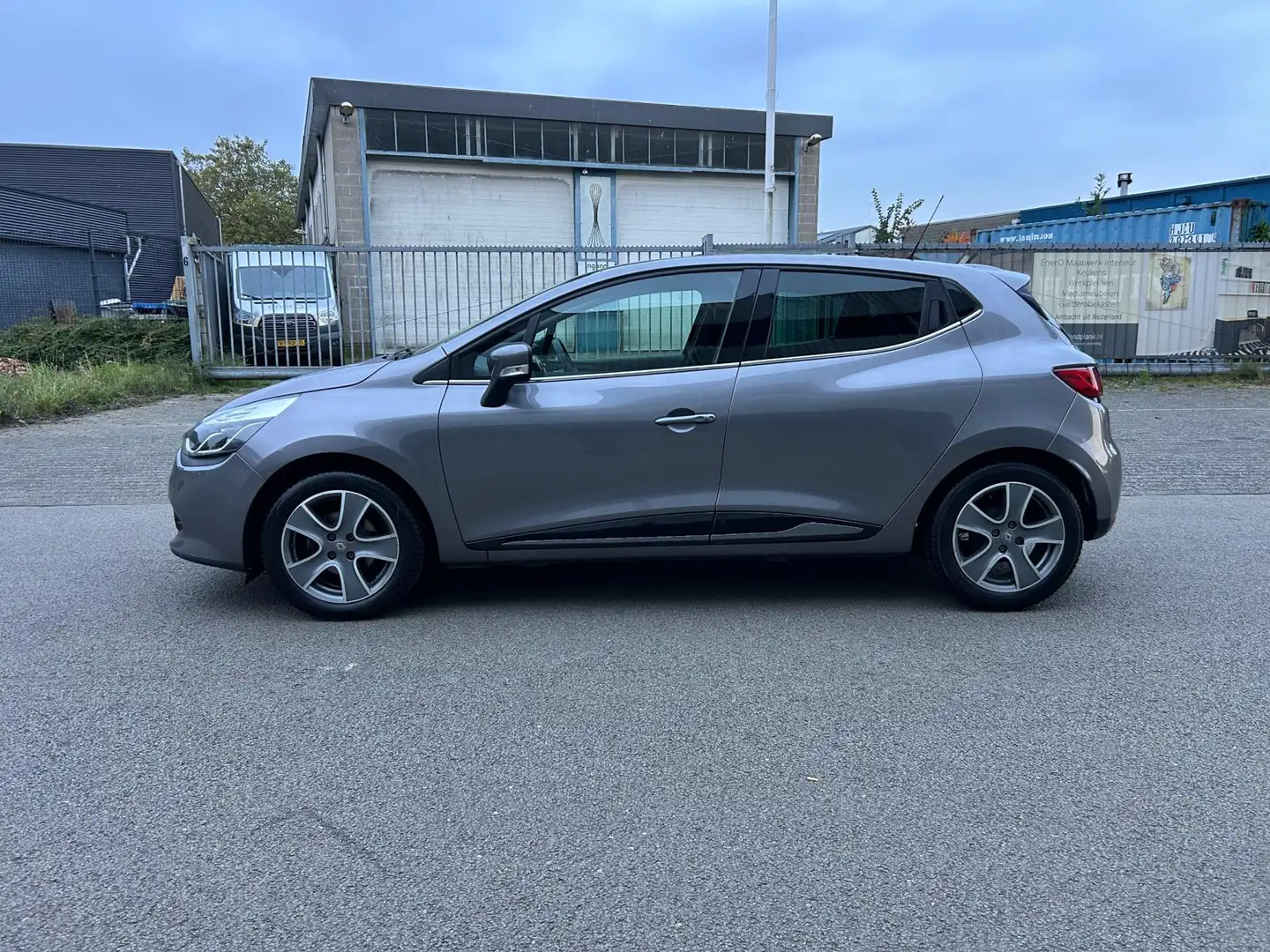 Renault Clio 0.9 TCe ECO Night&Day Dealer Onderhouden Grijs - 2