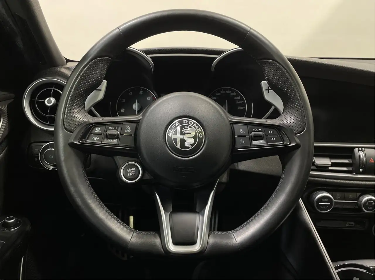 Alfa Romeo Giulia снимка Alfa Romeo Giulia