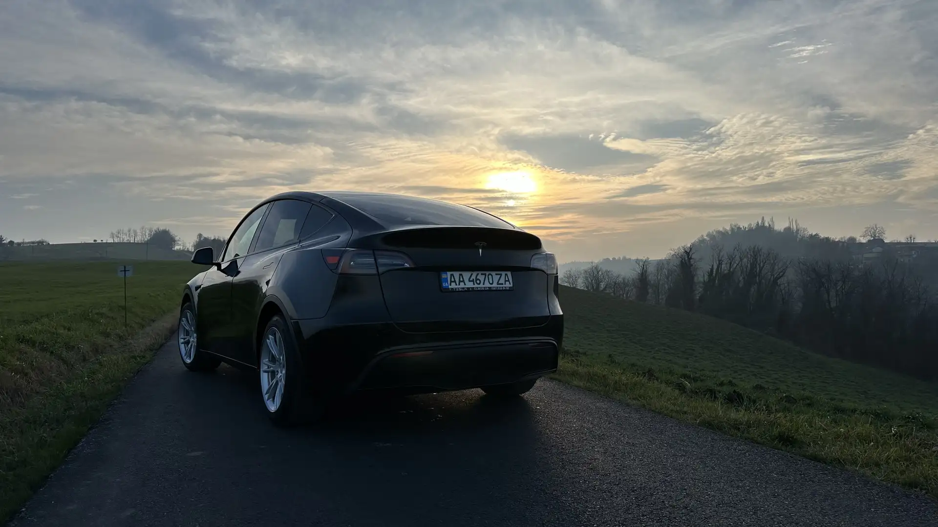Tesla Model Y LONG RANGE DUAL MOTOR - 1