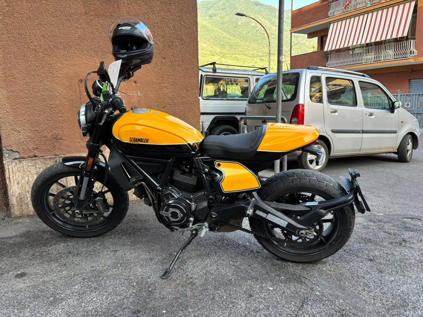 Ducati Scrambler Icon dark Giallo - 1