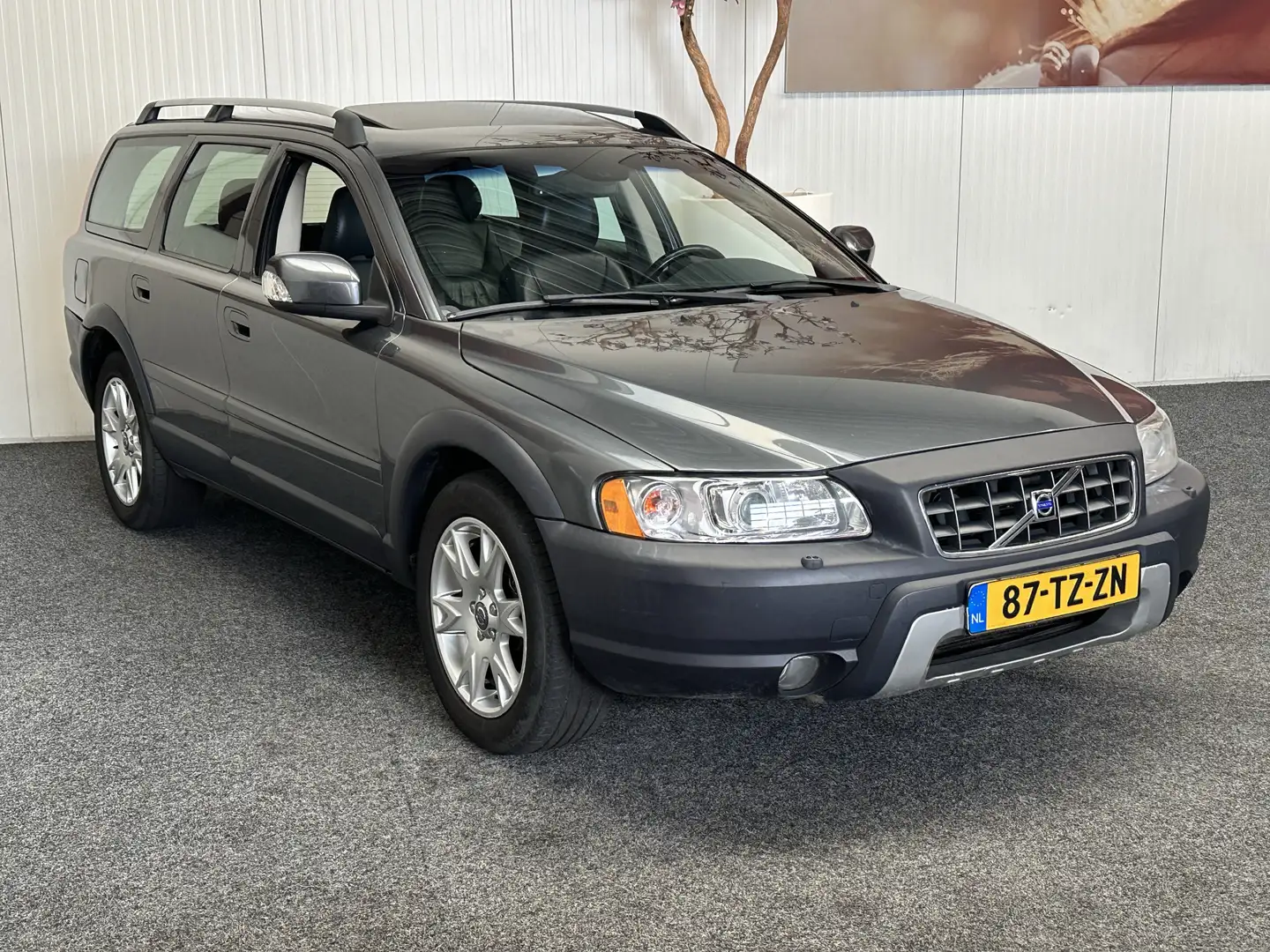 Volvo XC70 2.4 D5 YOUNGTIMER ! CRUISE CONTROL CLIMATE CONTROL Grau - 2