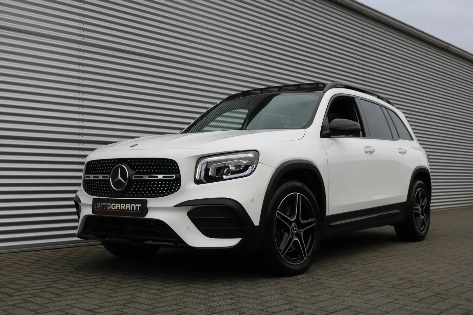 Mercedes-Benz GLB 250 4MATIC AMG Pakket AMG NightPakket (Panoramadak Spo Wit - 1
