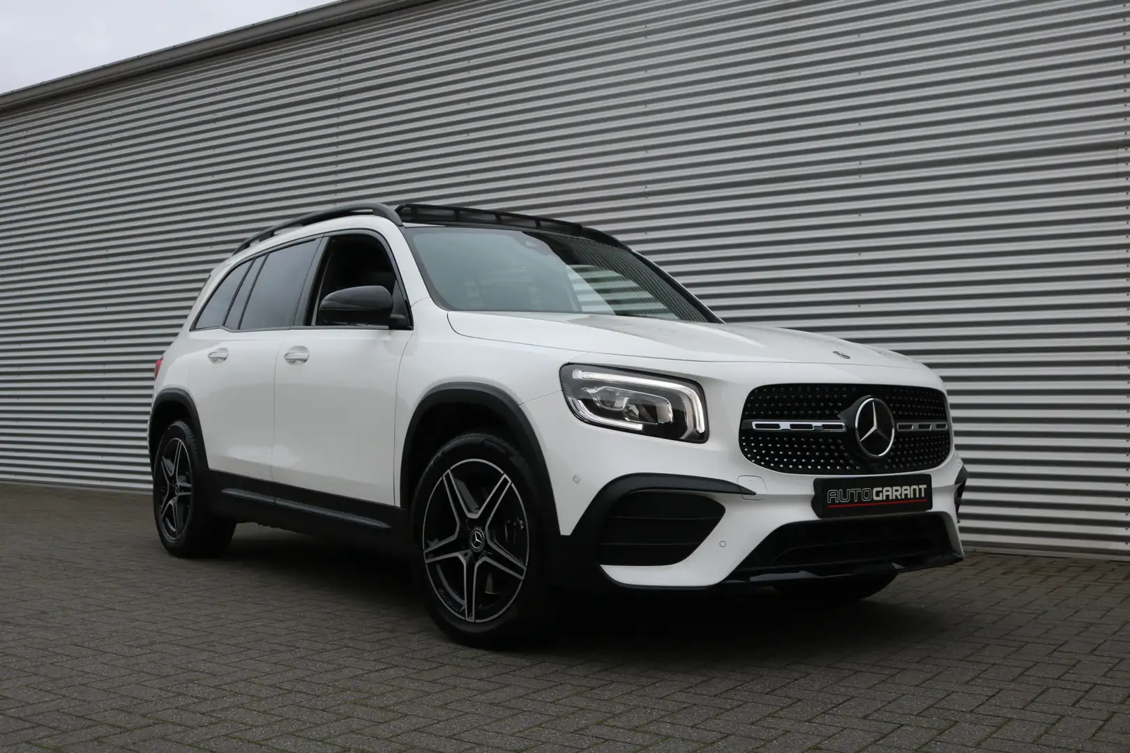 Mercedes-Benz GLB 250 4MATIC AMG Pakket AMG NightPakket (Panoramadak Spo Wit - 2