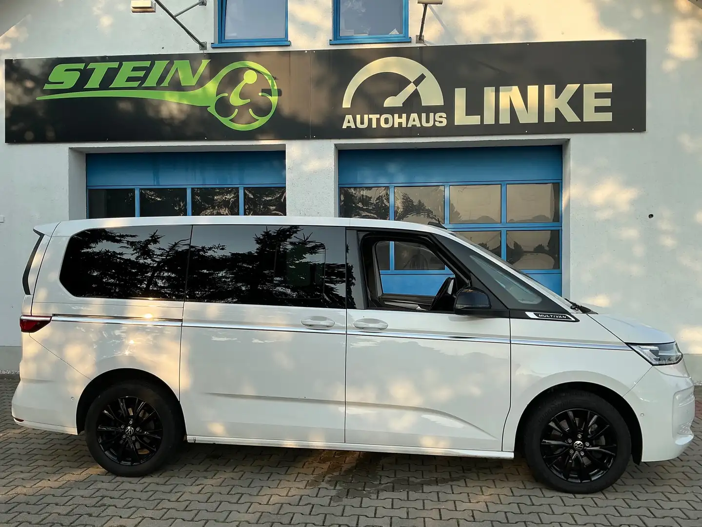 Volkswagen T7 Multivan DSG LÜ Style lang Harman AHK Standeizung Weiß - 1