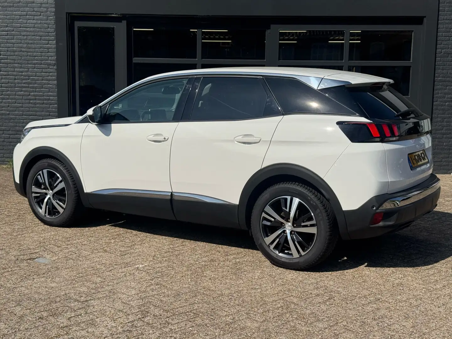 Peugeot 3008 1.2 PureTech Allure Wit - 2