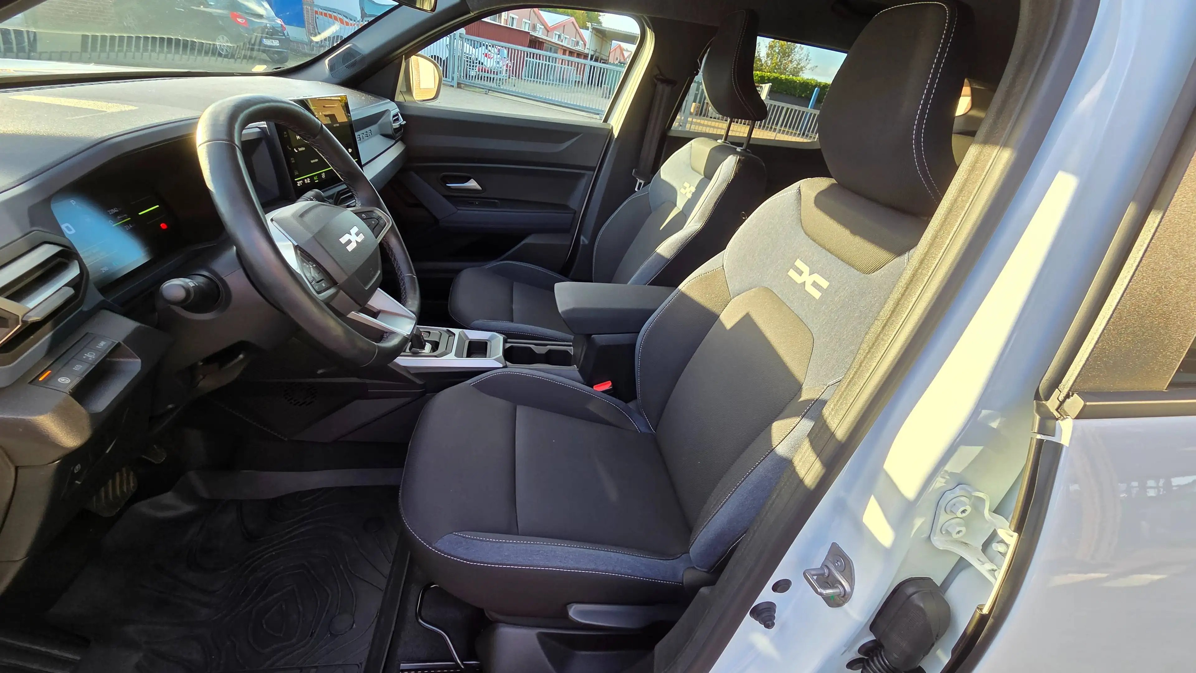 Dacia Duster Hybrid 140 Journey — photo 9
