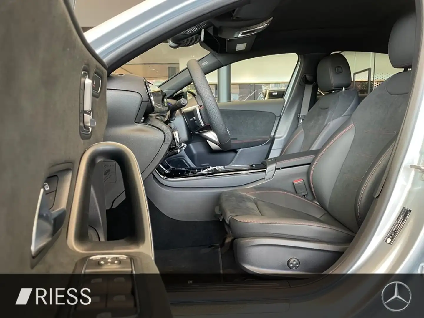 Mercedes-Benz A 200 Lim AMG+PANO+AHK+DISTR+KEYL+MULTIB+MEMORY+ Argent - 2