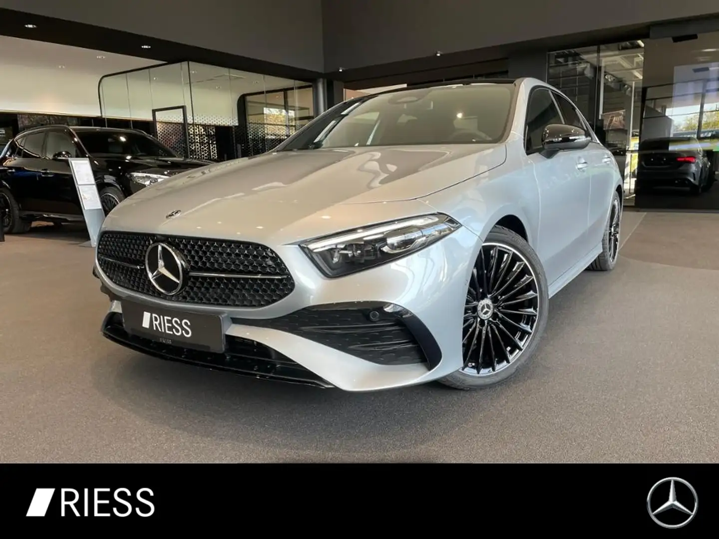 Mercedes-Benz A 200 Lim AMG+PANO+AHK+DISTR+KEYL+MULTIB+MEMORY+ Silber - 1