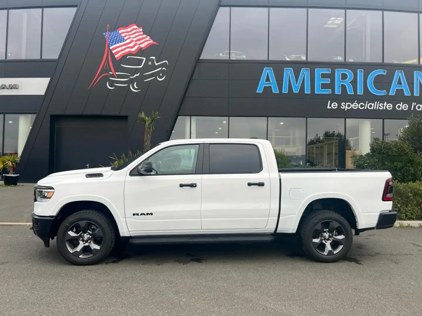 Dodge RAM 1500 CREW BIG HORN BUILT TO SERVE EDITION Blanc - 2