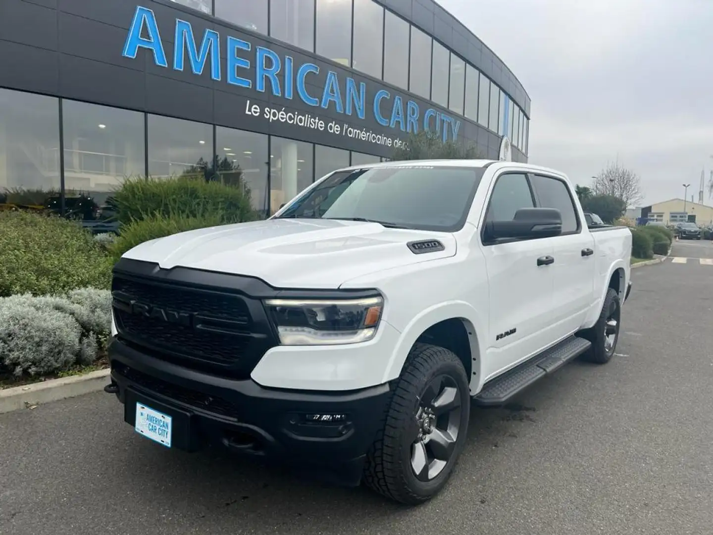 Dodge RAM 1500 CREW BIG HORN BUILT TO SERVE EDITION Blanc - 1
