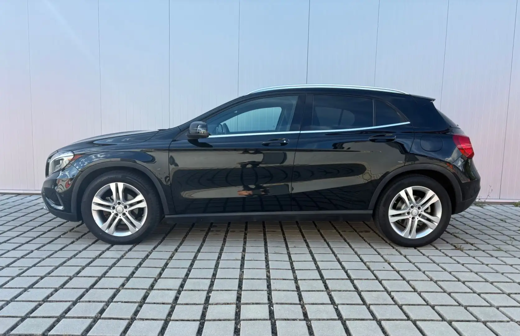 Mercedes-Benz GLA 220 d Memory Navi Kamera ILS AHK TOT ACC SPUR Schwarz - 2