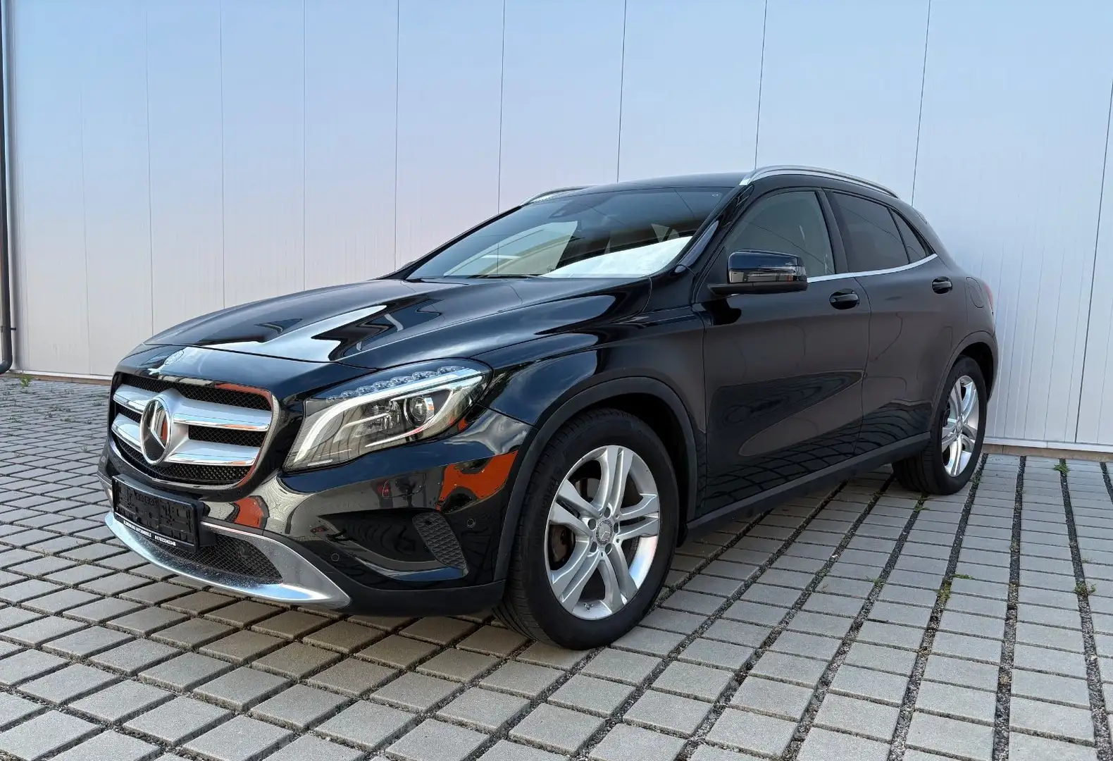 Mercedes-Benz GLA 220 d Memory Navi Kamera ILS AHK TOT ACC SPUR Schwarz - 1