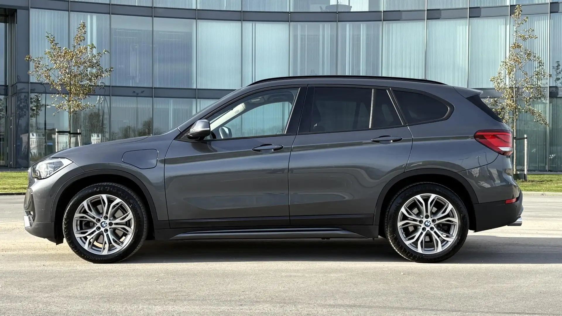 BMW X1 xDrive25e Grijs - 2