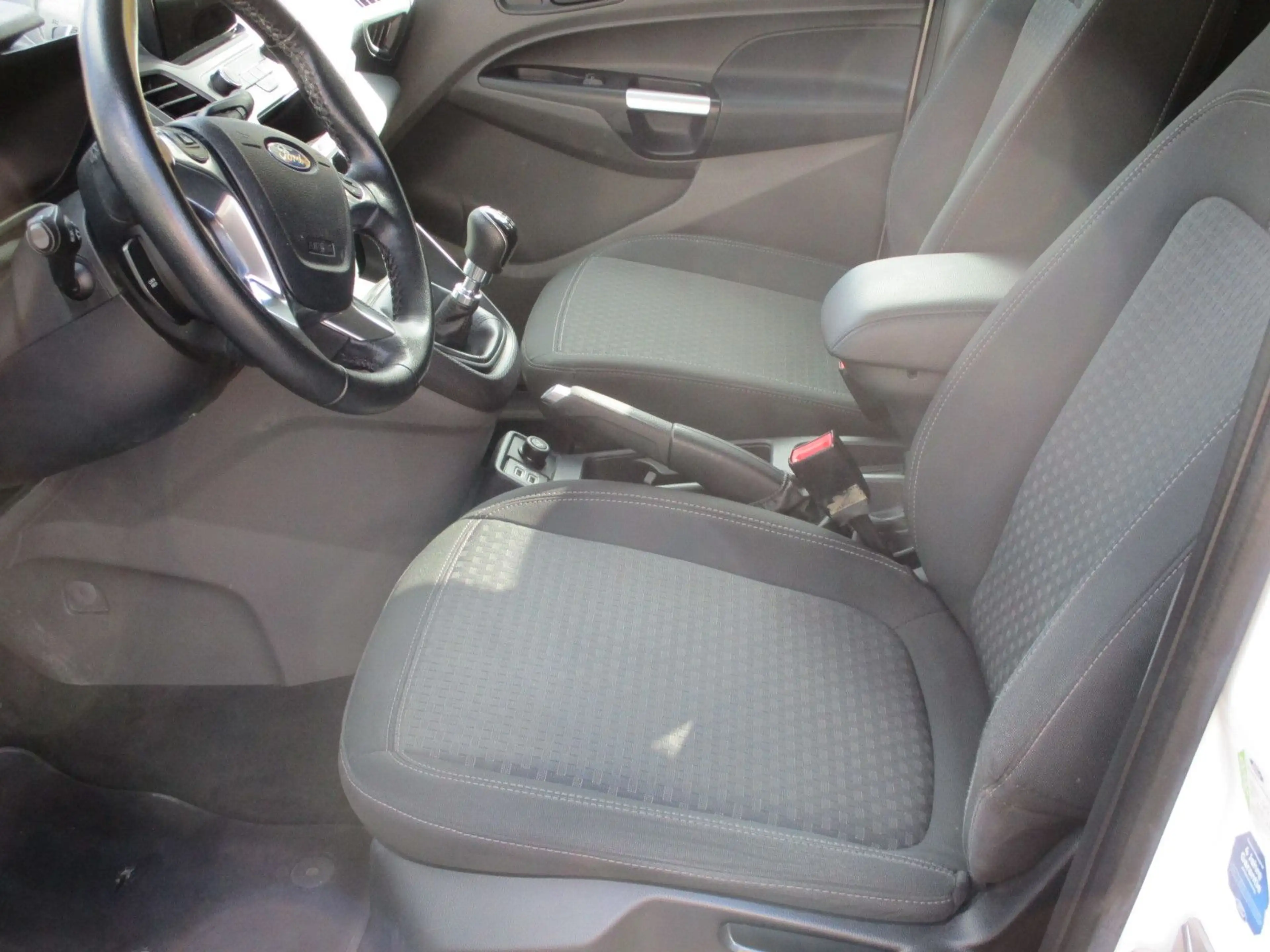 Ford Grand Tourneo Connect Trend — photo 12
