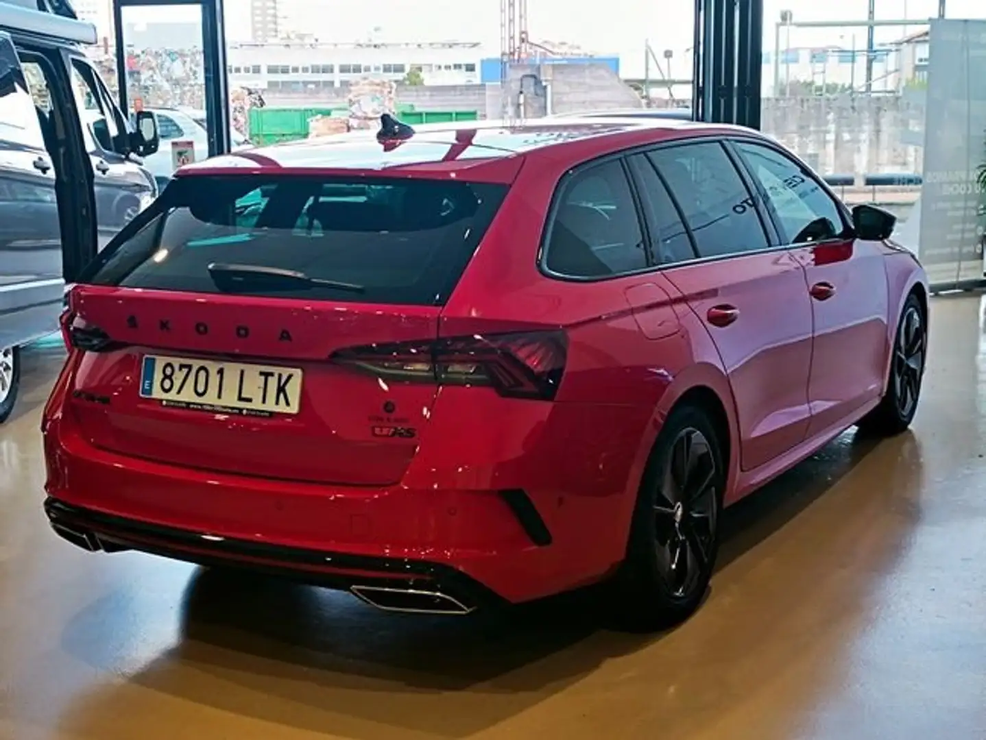 Skoda Octavia Combi 2.0 TSI RS DSG 180kW Rot - 2