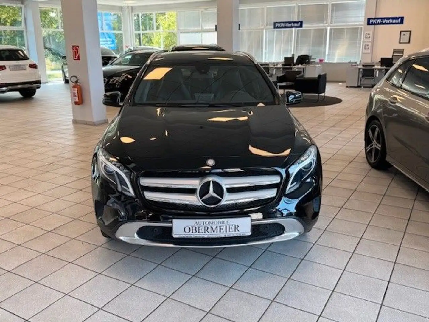 Mercedes-Benz GLA 200 Progressive 7G-DCT SHZ PTS Bi-Xenon Navi Schwarz - 2