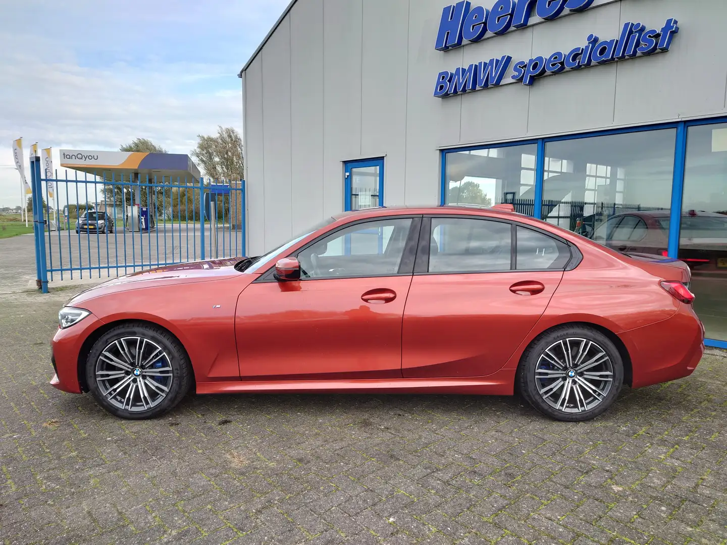 BMW 330 3-serie 330i High Executive M-Sport / Driving Assi Orange - 2