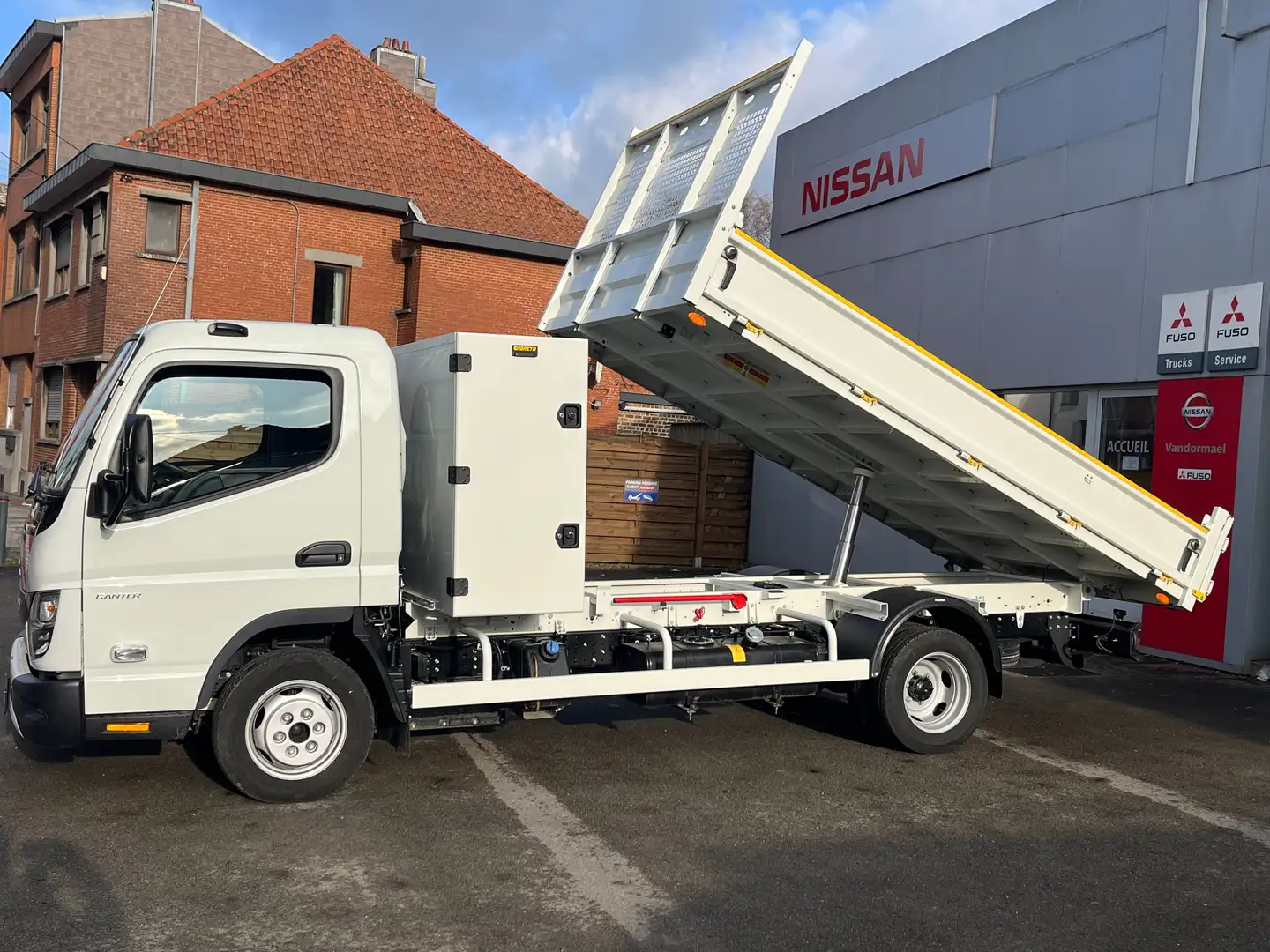 Mitsubishi Canter BENNE BASCULANTE + COFFRE AIRCO PERMIS B Weiß - 2