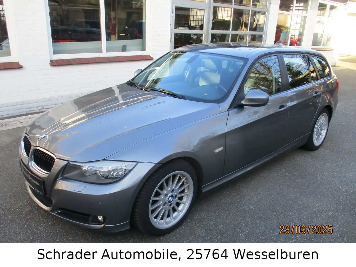 BMW 320 i Touring "Business" -NAVI-XENON-LEDER-PANO Grau - 2