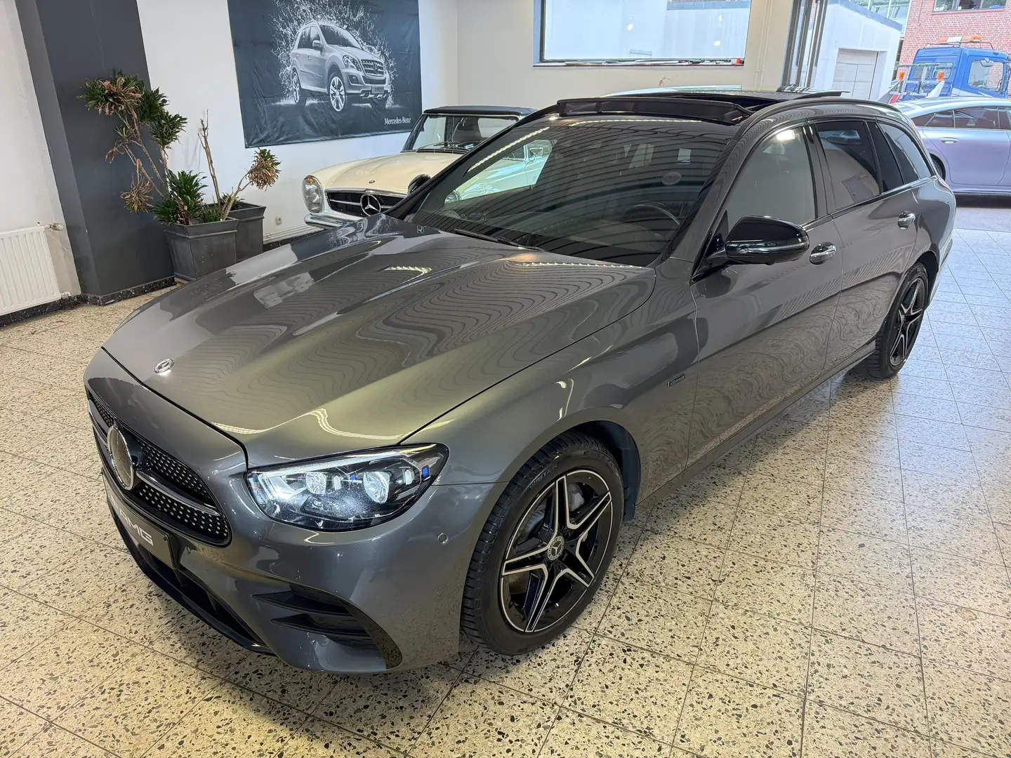 Mercedes-Benz E 300 T de 4Ma AMG + NIGHT NAVI/LED/PSD/AHK/DISTR/HUD/TW Gris - 2
