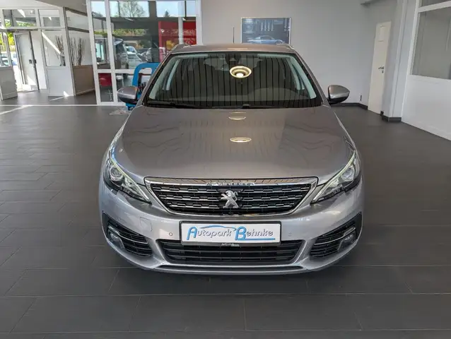 Peugeot 308 view 4