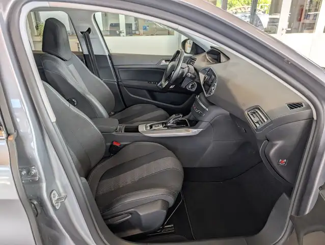 Peugeot 308 view 3