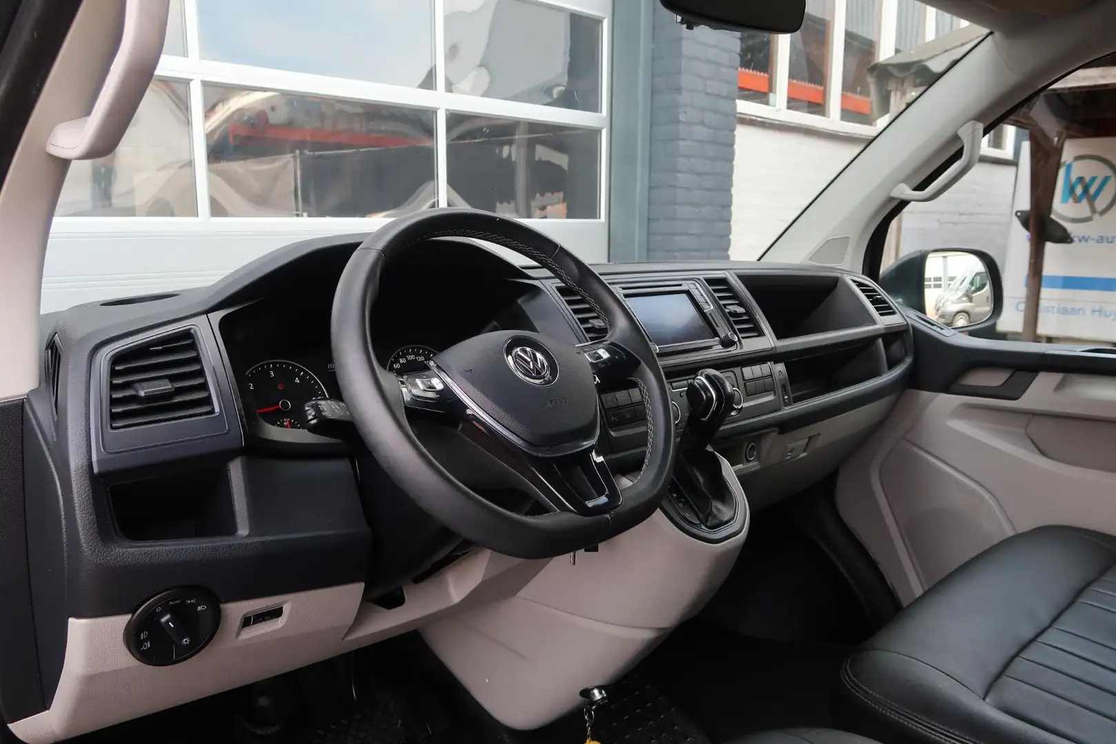 Volkswagen T6 Transporter 2.0 TDI L2H1 Highline AUT/ NAVI/ CAMERA/ CRUISE/ A Grijs - 2