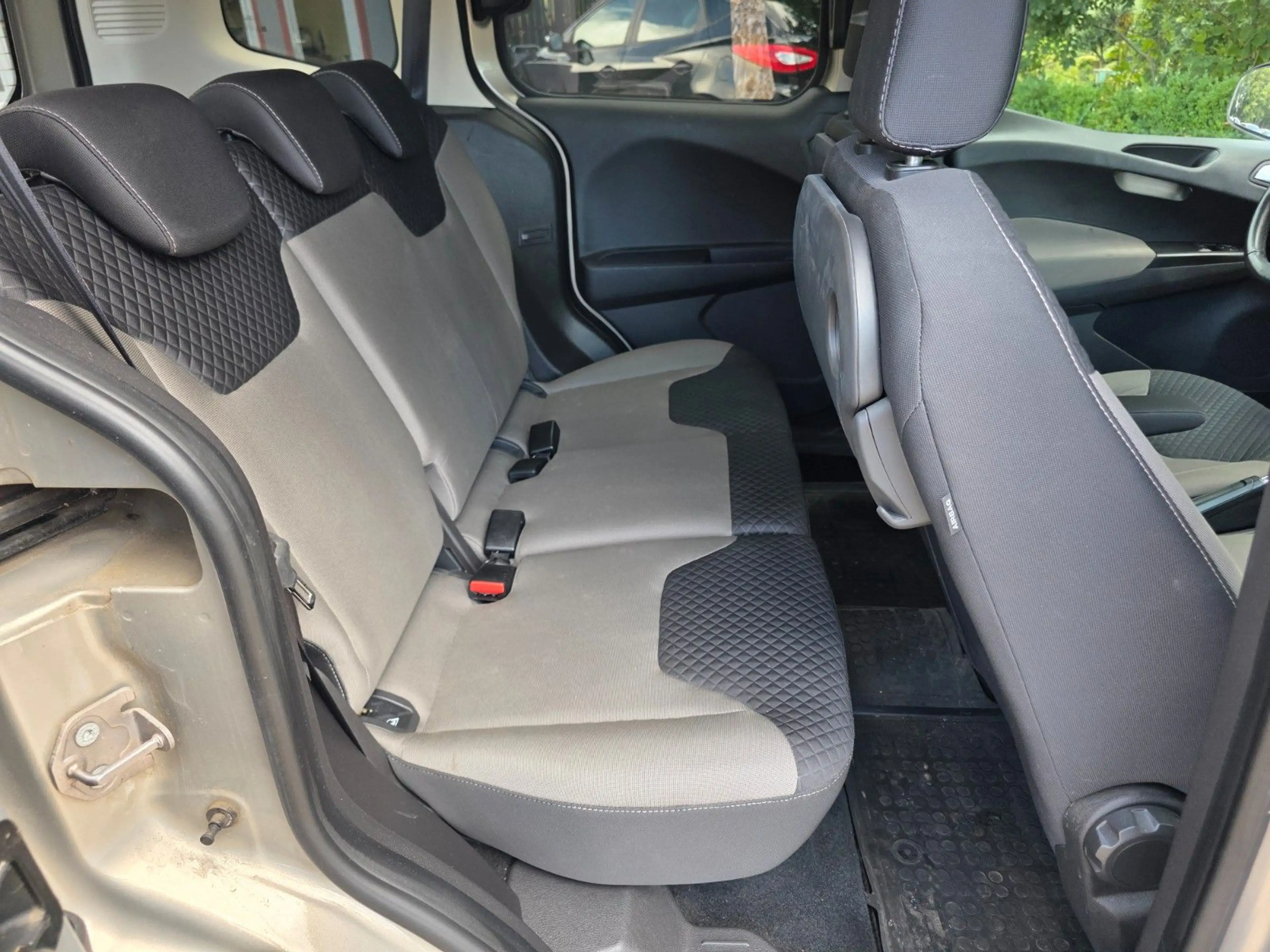 Ford Tourneo Courier Titanium 61733 Km 1Hand — photo 6