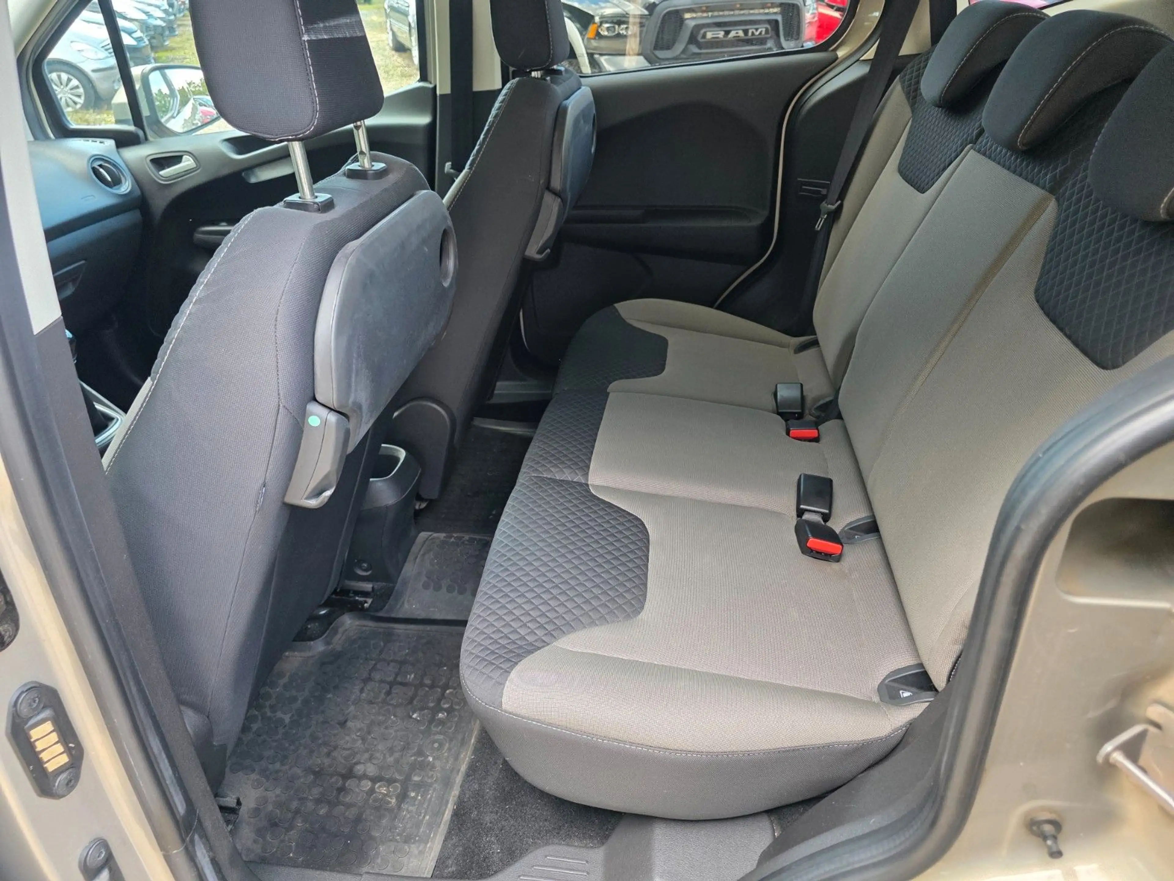 Ford Tourneo Courier Titanium 61733 Km 1Hand — photo 12