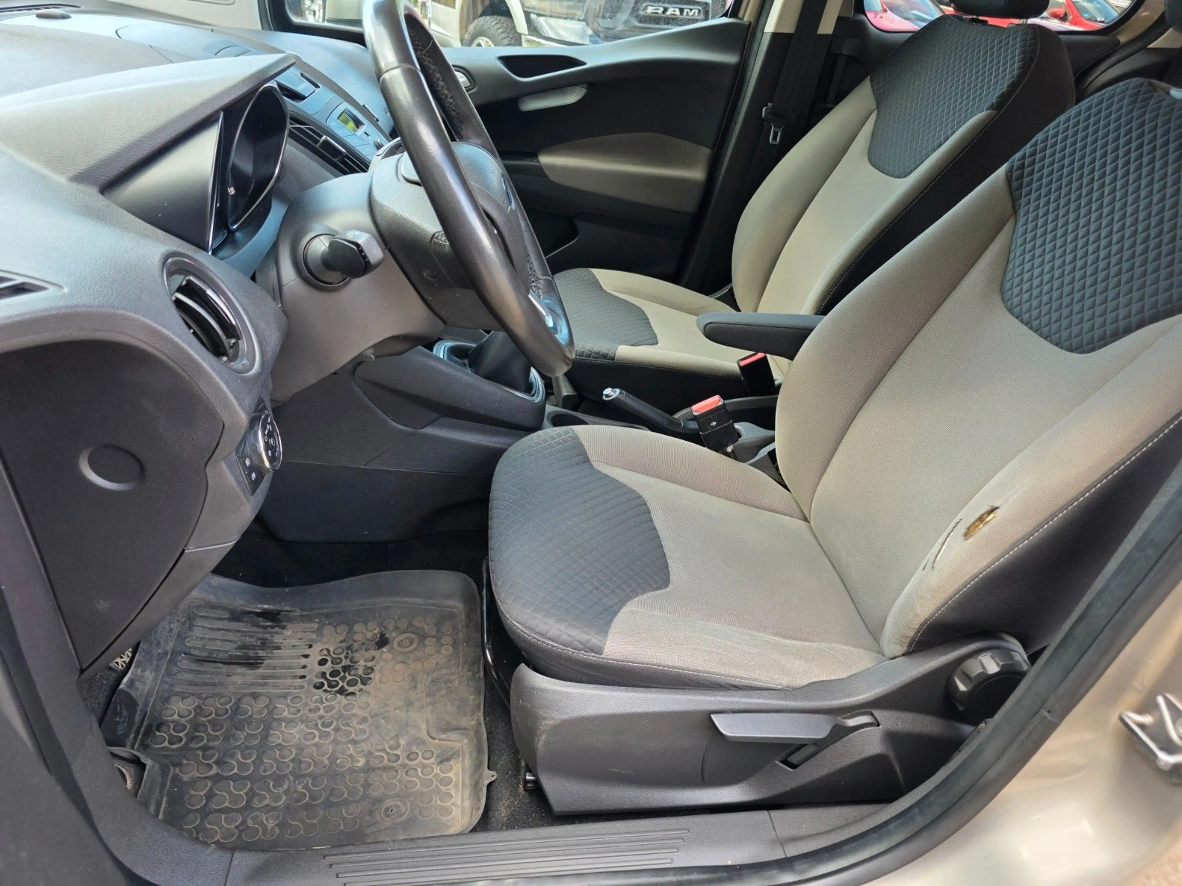 Ford Tourneo Courier Titanium 61733 Km 1Hand — photo 14
