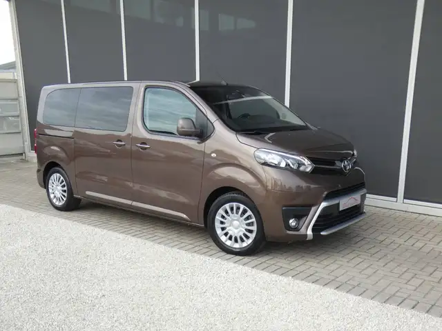 Toyota Proace Verso 2.0D AUTOMAAT 177pk MPV 8PL +Carplay +GPS +Zetelverwarming +Parkeercamera +3 zone airco