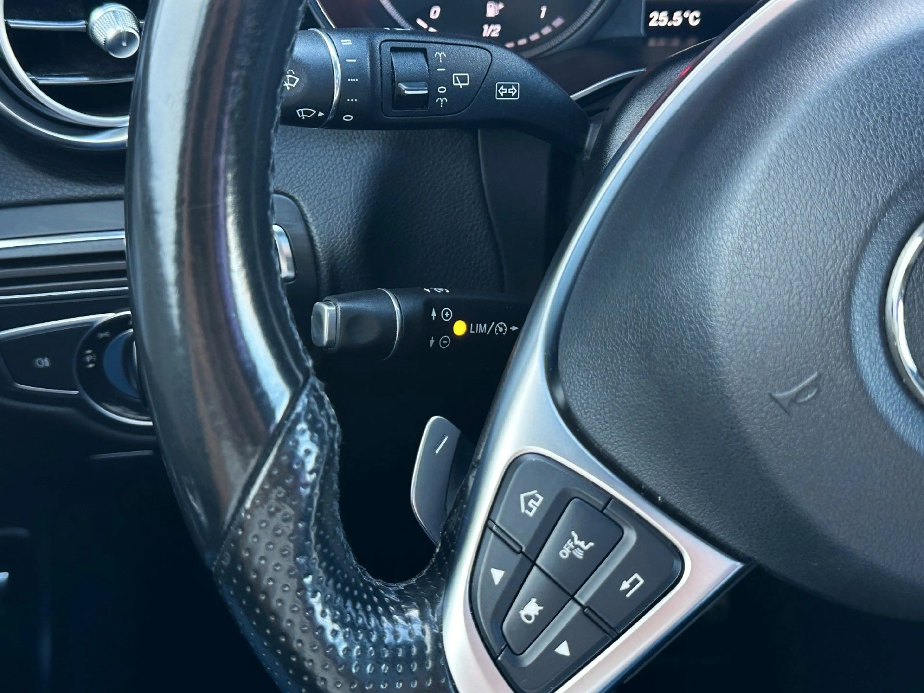 Mercedes-Benz GLC 250 d 4Matic*AMG-LINE*PANO*LEDER*AHK*KAMERA — photo 9