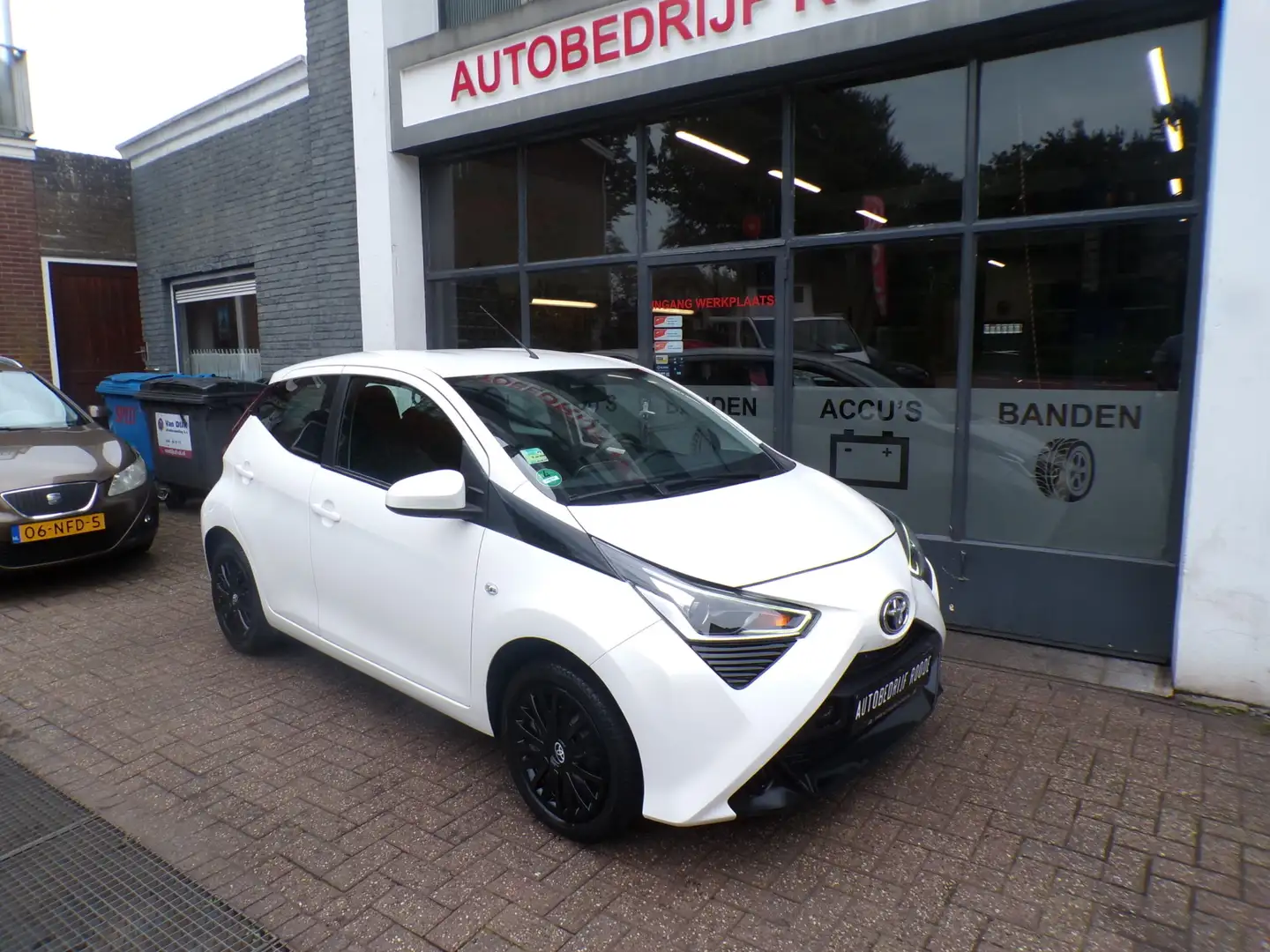 Toyota Aygo 1.0 VVT-i x-joy AUTOMAAT,AIRCO,NIEUWE APK !! ''ZON Weiß - 2