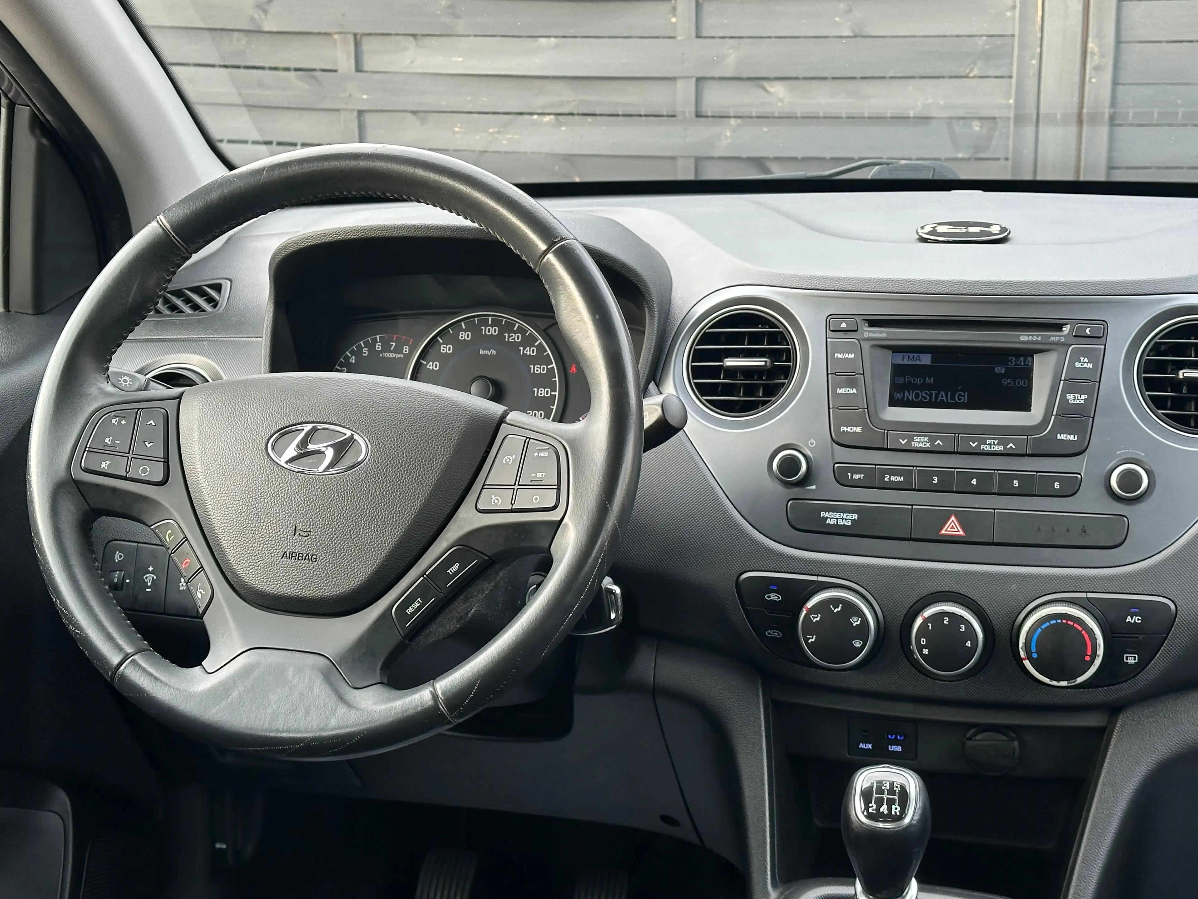 Hyundai i10 1er Propriétaire / Carnet complet — photo 9