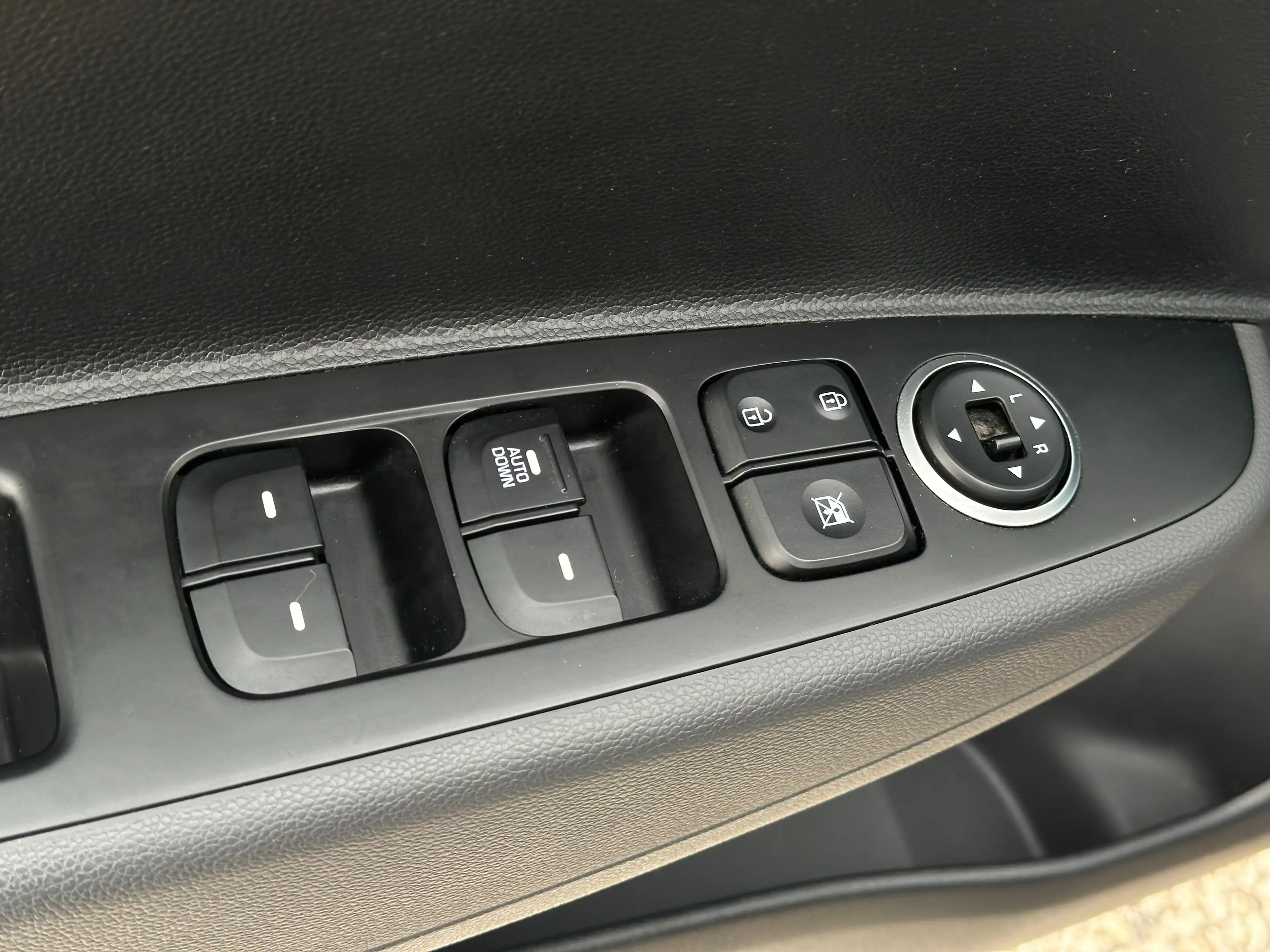 Hyundai i10 1er Propriétaire / Carnet complet — photo 12