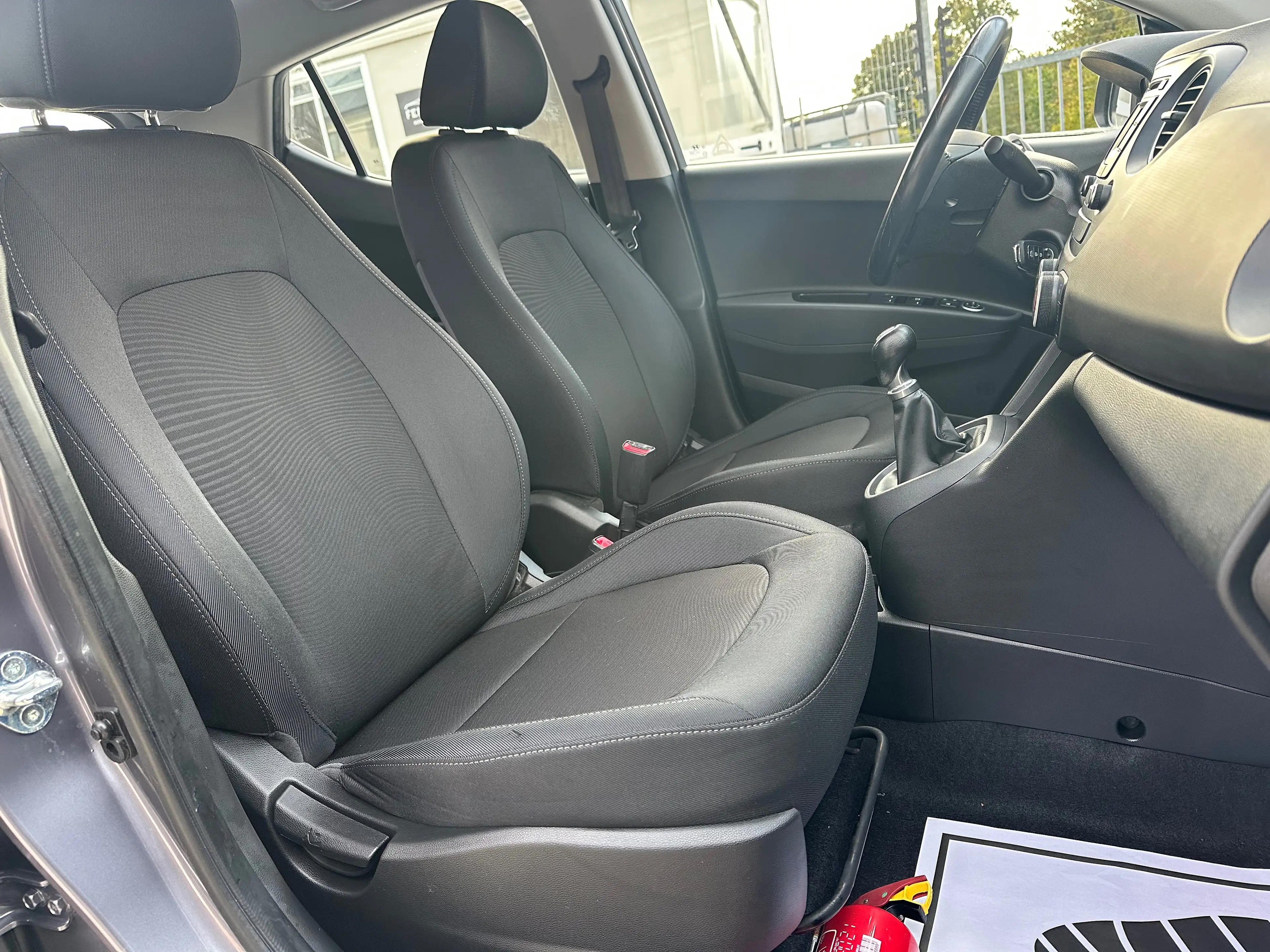 Hyundai i10 1er Propriétaire / Carnet complet — photo 11