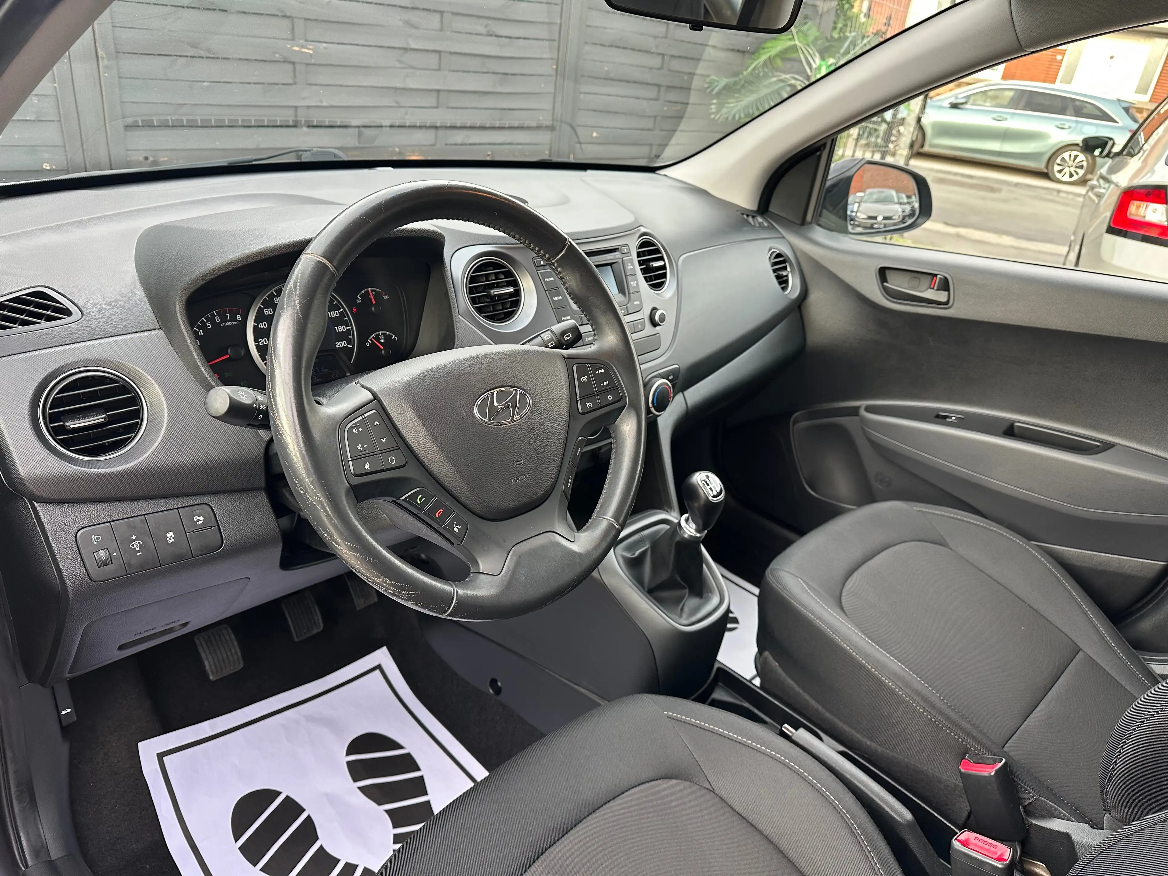 Hyundai i10 1er Propriétaire / Carnet complet — photo 7