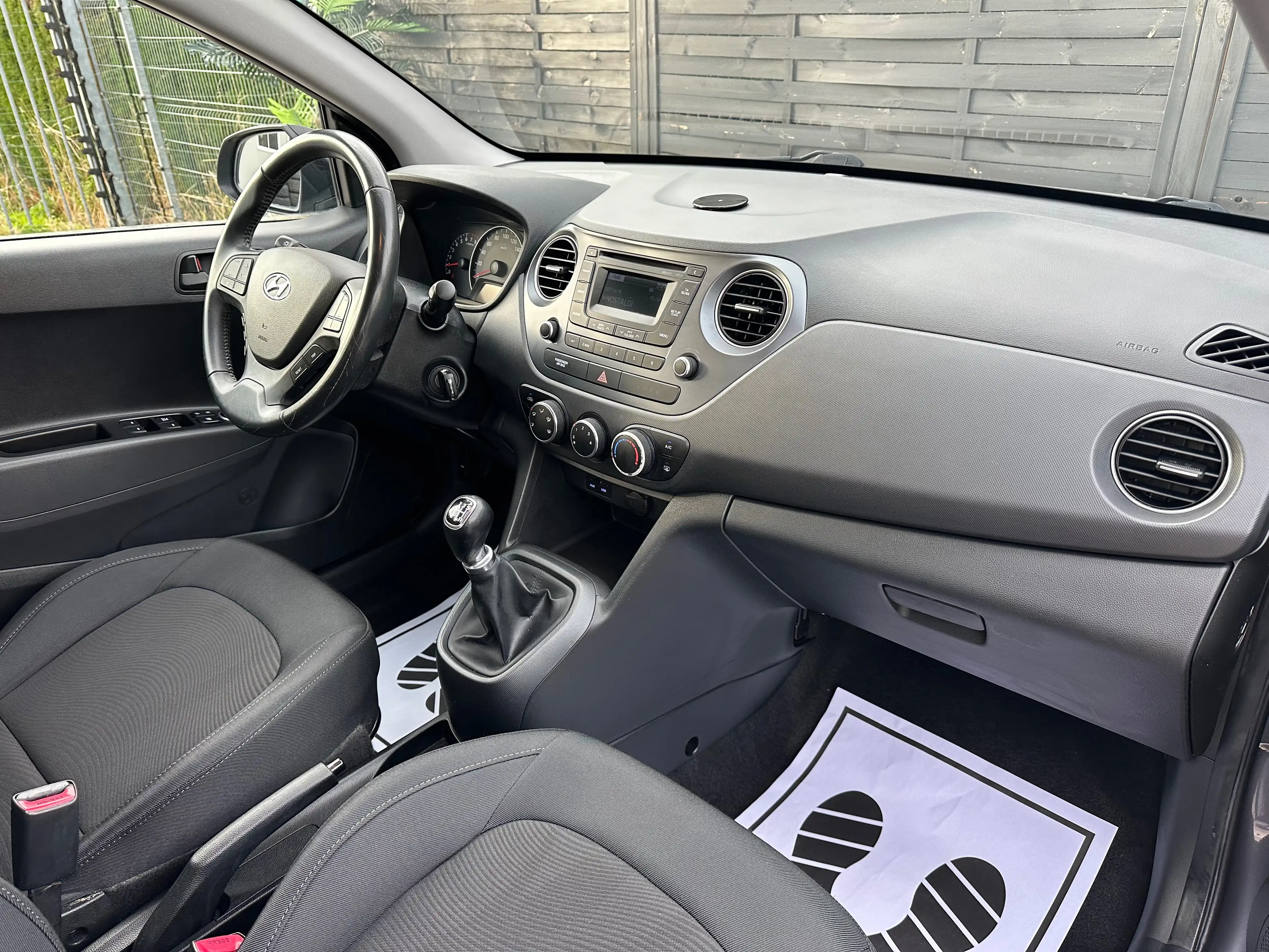 Hyundai i10 1er Propriétaire / Carnet complet — photo 8