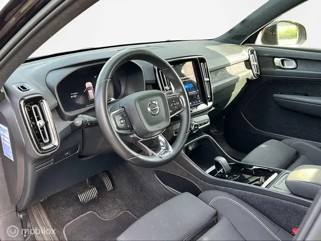 Volvo XC40 view 8