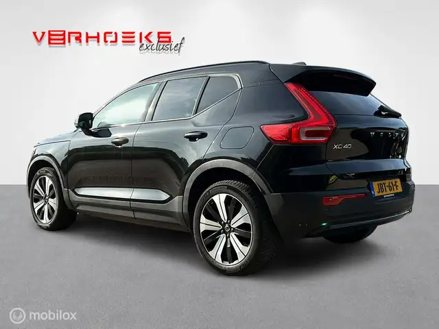 Volvo XC40 view 2